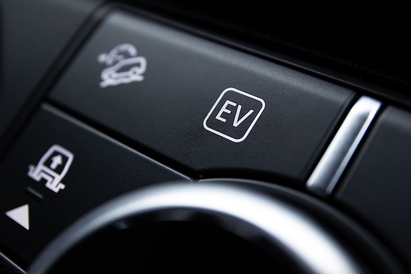 Auf Knopfdruck fährt der Land Rover Defender PHEV rein elektrisch