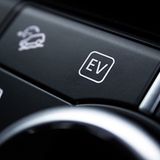 Auf Knopfdruck fährt der Land Rover Defender PHEV rein elektrisch