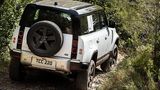 Der Land Rover Defender PHEV ist auch elektrisch voll geländetauglich
