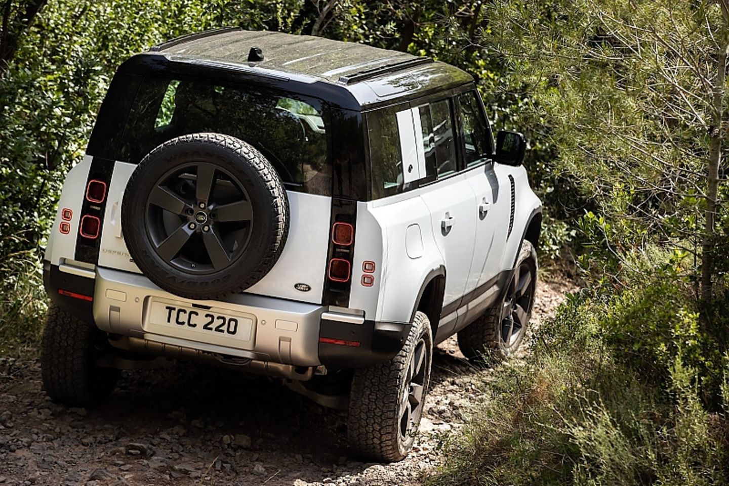 Der Land Rover Defender PHEV ist auch elektrisch voll geländetauglich