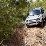 Steht seinem Vorgänger offroad in nichts nach: Land Rover Defender PHEV