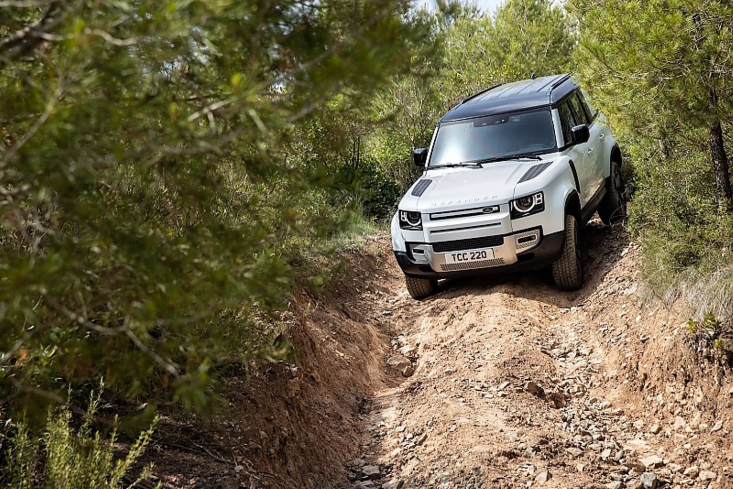 Steht seinem Vorgänger offroad in nichts nach: Land Rover Defender PHEV