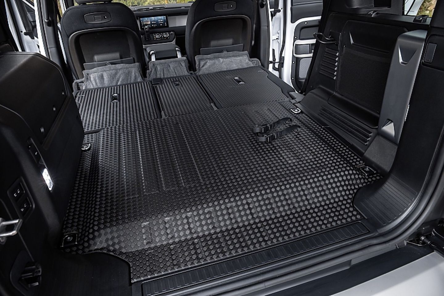 Der Laderaum im Land Rover Defender PHEV ist robust ausgelegt