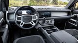 Im Cockpit des Land Rover Defender PHEV 2021 erinnbert nichts mehr an den Vorgänger