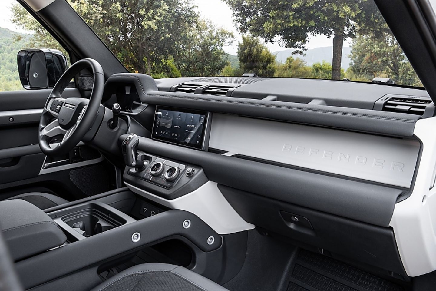 Haltegriffe reichlich im Land Rover Defender PHEV 2021