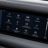 Die Komandozentrale des Land Rover Defender PHEV