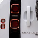 Dem Vorgänger nachempfunden: Die Rückleuchten des Land Rover Defender PHEV