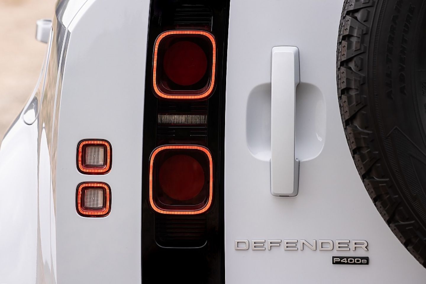Dem Vorgänger nachempfunden: Die Rückleuchten des Land Rover Defender PHEV