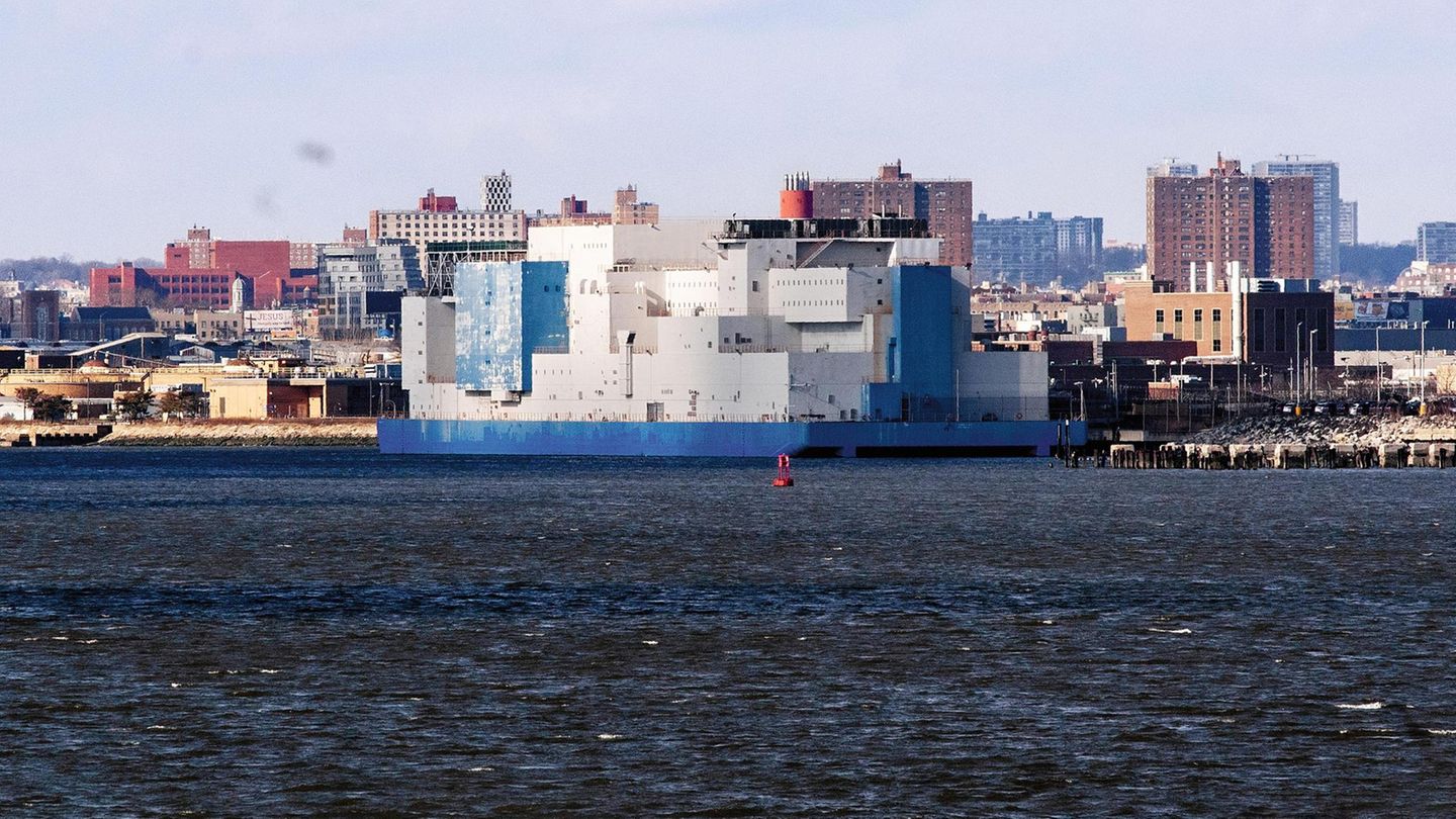 Das Gefängnisschiff „Vernon C. Bain Correctional Center“ Das Gefängnisschiff „Vernon C. Bain Correctional Center“