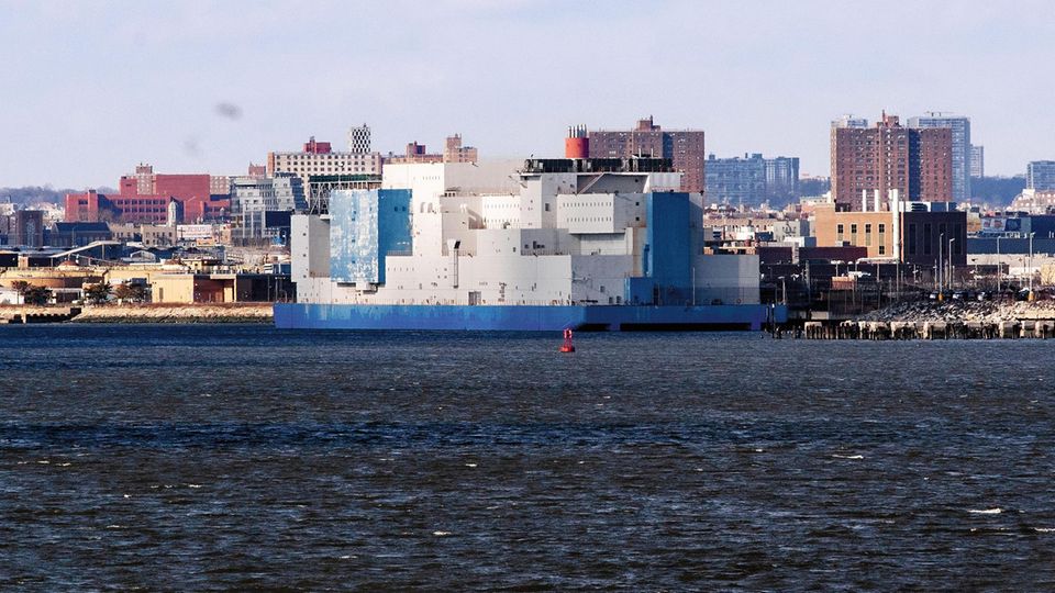 Das Gefängnisschiff „Vernon C. Bain Correctional Center“