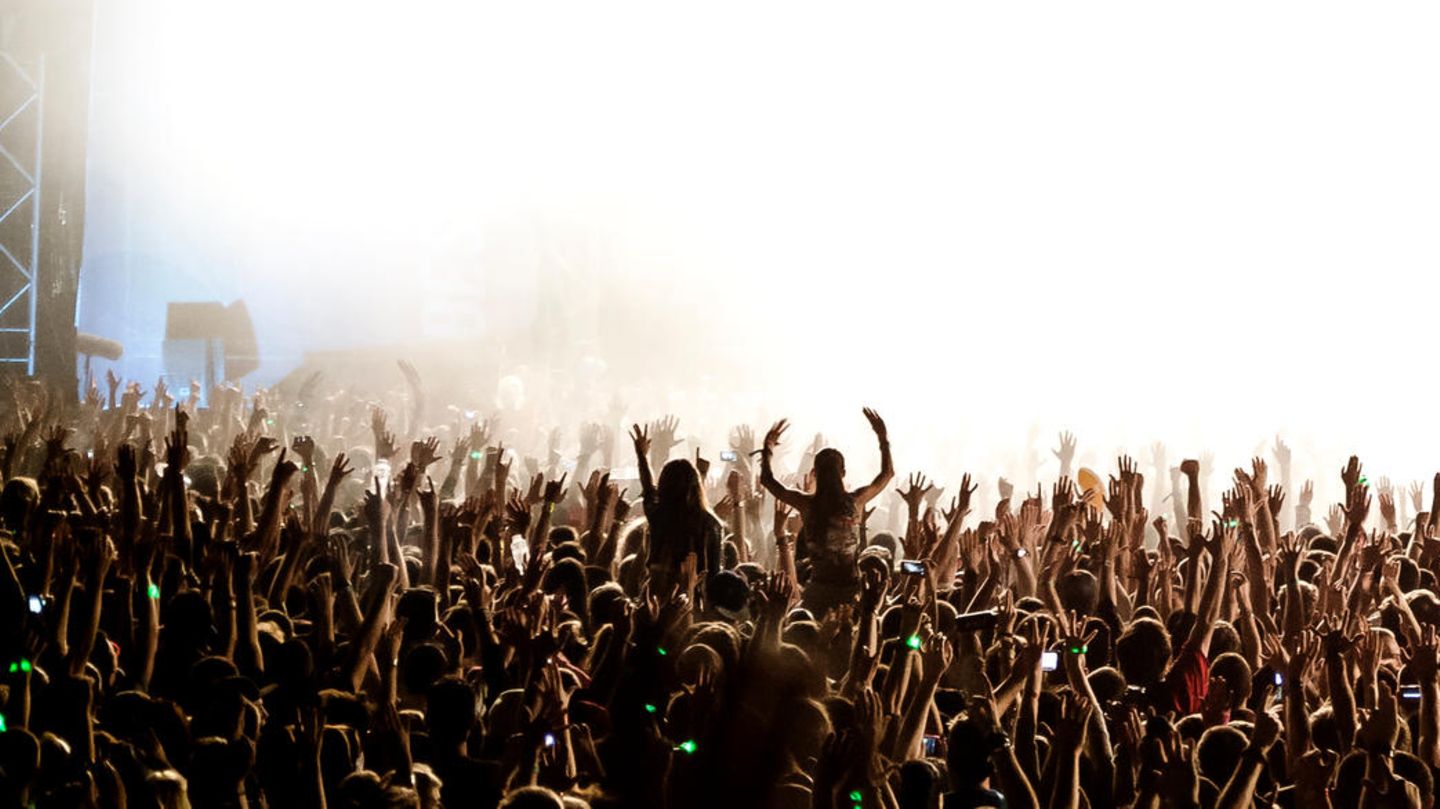 Tausende feierten dicht gedrängt und ohne Maske auf dem Verknipt-Festival in den Niederlanden