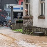 Rentner blickt auf überflutete Straße