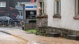 Rentner blickt auf überflutete Straße