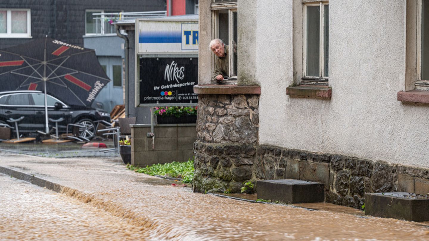 "Noch nicht erlebt" Rentner blickt auf überflutete Straße