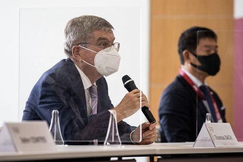 IOC-Präsident Thomas Bach (l.) bei einem Treffen in Tokio mit Olympia-Organisatoren