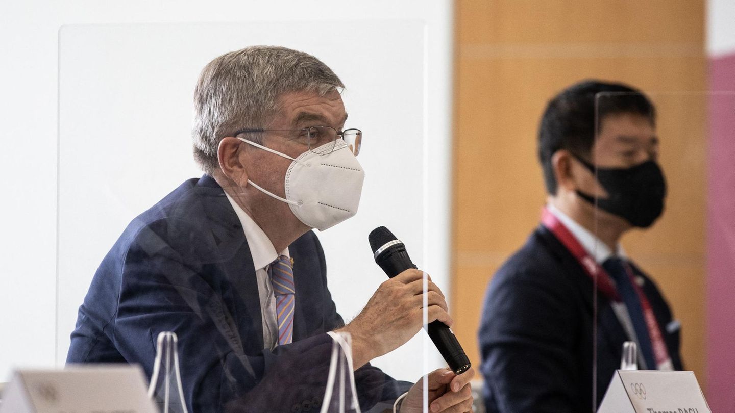 IOC-Präsident Thomas Bach (l.) bei einem Treffen in Tokio mit Olympia-Organisatoren