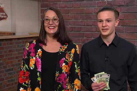 Petra und Moritz Greiner stehen im Studio von Bares für Rares mit einem Bündel Geld in der Hand