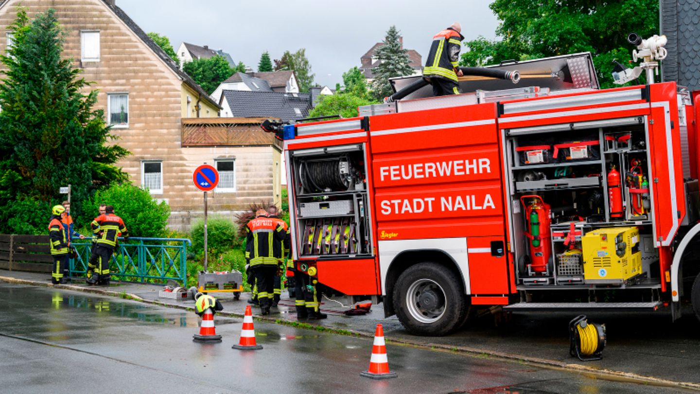 Viel zu tun Feuerwehrleute arbeiten