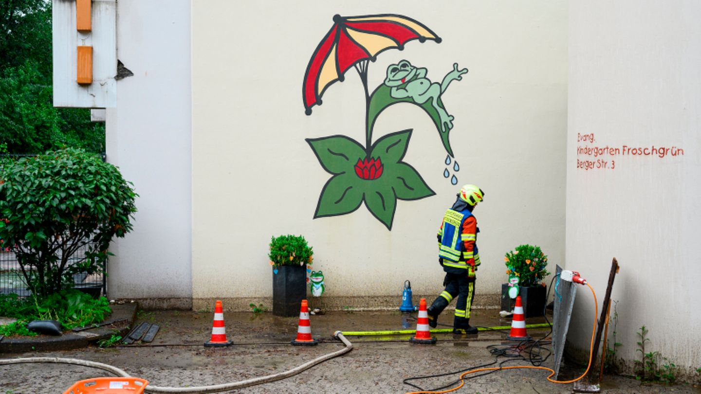 Feuerwehr pumpt Kita aus