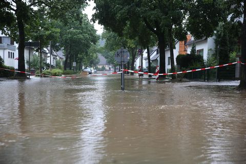 Eine überflutete Straße in Erkrath.