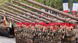 Mitglieder des 1. Spahi-Regiments präsentieren das Gewehr vor dem allradgetriebenen Spähpanzer AMX-10 RC