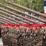 Mitglieder des 1. Spahi-Regiments präsentieren das Gewehr vor dem allradgetriebenen Spähpanzer AMX-10 RC