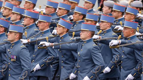 Ein Bild, das viele Franzosen stolz macht: Absolventen der Saint-Cyr Militär-Akademie schreiten am "Tag vom Sturm auf die Bastille" über den Champs-Élysées