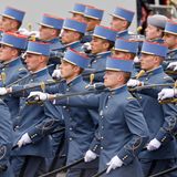 Ein Bild, das viele Franzosen stolz macht: Absolventen der Saint-Cyr Militär-Akademie schreiten am "Tag vom Sturm auf die Bastille" über den Champs-Élysées