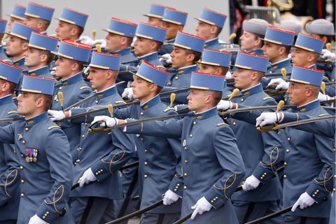 Ein Bild, das viele Franzosen stolz macht: Absolventen der Saint-Cyr Militär-Akademie schreiten am "Tag vom Sturm auf die Bastille" über den Champs-Élysées