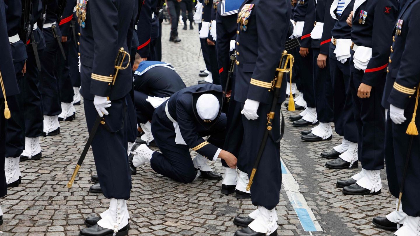 Militärparade auf der Champs-Élysées: Ordnung muss sein: Marinesoldaten bei den letzten Vorbereitungen zu der der traditionellen Militärparade Ordnung muss sein: Marinesoldaten bei den letzten Vorbereitungen zu der der traditionellen Militärparade