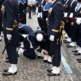 Ordnung muss sein: Marinesoldaten bei den letzten Vorbereitungen zu der der traditionellen Militärparade