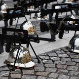 Nicht nur die Soldaten marschieren in Reih und Glied, auch die Helme und Sturmgewehre werden ordnungsgemäß abgelegt