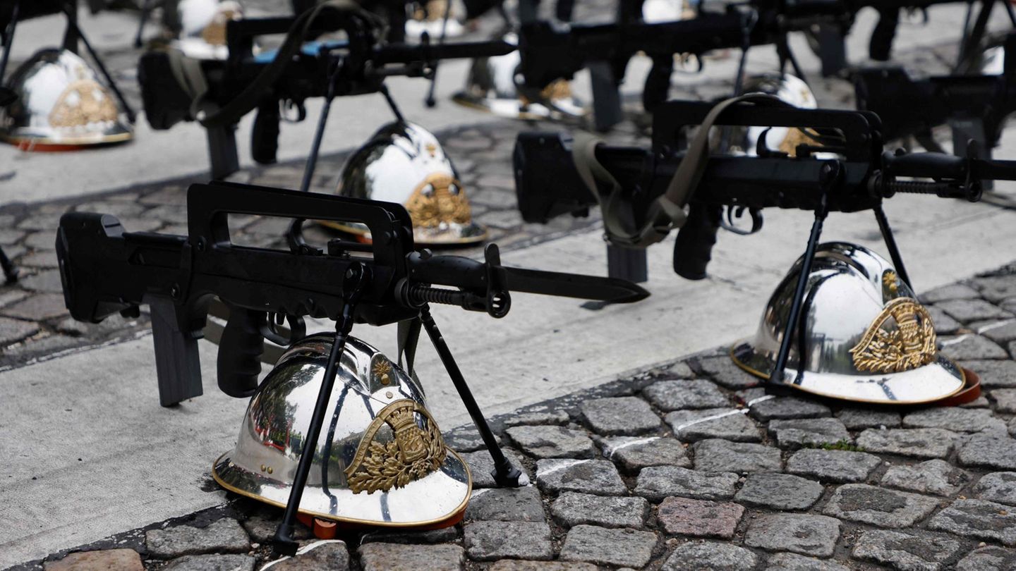 Nicht nur die Soldaten marschieren in Reih und Glied, auch die Helme und Sturmgewehre werden ordnungsgemäß abgelegt