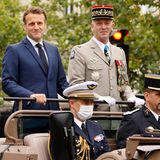 Frankreichs Präsident Emmanuel Macron führte die Parade gemeinsam mit dem General Francois Lecointre im offenen Jeep an