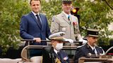 Frankreichs Präsident Emmanuel Macron führte die Parade gemeinsam mit dem General Francois Lecointre im offenen Jeep an