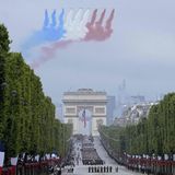 Traditioneller Höhepunkt gleich zu Beginn: Die Kunstflugstaffel "Patrouille de France" eröffnete die Parade und zeichnete die Farben der französischen Flagge in den Pariser Himmel