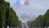 Traditioneller Höhepunkt gleich zu Beginn: Die Kunstflugstaffel "Patrouille de France" eröffnete die Parade und zeichnete die Farben der französischen Flagge in den Pariser Himmel