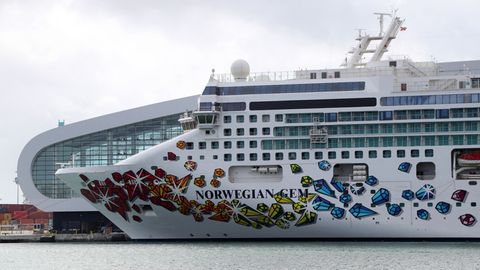 Die Norwegian Gem liegt im Hafen von Miami und wartet auf ihre erhoffte Wiederinbetriebnahme