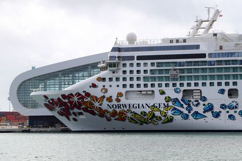 Die Norwegian Gem liegt im Hafen von Miami und wartet auf ihre erhoffte Wiederinbetriebnahme