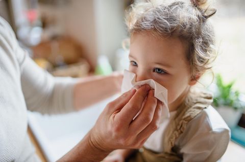 Infekte Kita Kinder: Ein Mädchen hat Schnupfen