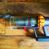 Der Staubbehälter lässt sich einfach entleeren.