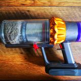 Ein Druck auf den roten Hebel öffnet den Staubbehälter.