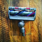 Die große Bürste wickelt keine Haare auf. 