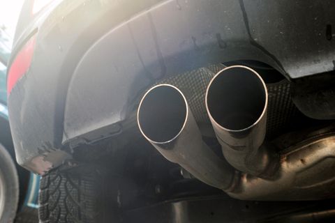 Blick auf die Auspuffrohre eines Diesel-PKW
