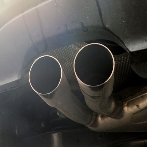 Blick auf die Auspuffrohre eines Diesel-PKW
