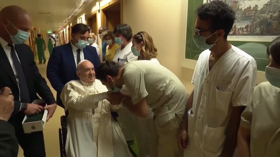 Video: Der Papst ist zurück nach Klinik-Aufenthalt Video: Der Papst ist zurück nach Klinik-Aufenthalt
