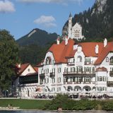 Bild 1 von 13 der Fotostrecke zum Klicken:  Die Traumkulisse im Allgäu – Blick auf das Ameron Neuschwanstein Alpsee Resort & Spa in Hohenschwangau, einem Ortsteil der Gemeinde Schwangau bei Füssen, mit dem Schloss Neuschwanstein darüber.