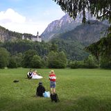 Diesem chinesischen Brautpaar ist die Reise nach Hohenschwangau im Juni diesen Jahres gelungen: Es posiert auf einer Wiese vor dem Schloss Neuschwanstein für Hochzeitsfotos.