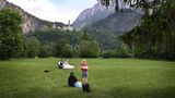 Diesem chinesischen Brautpaar ist die Reise nach Hohenschwangau im Juni diesen Jahres gelungen: Es posiert auf einer Wiese vor dem Schloss Neuschwanstein für Hochzeitsfotos.