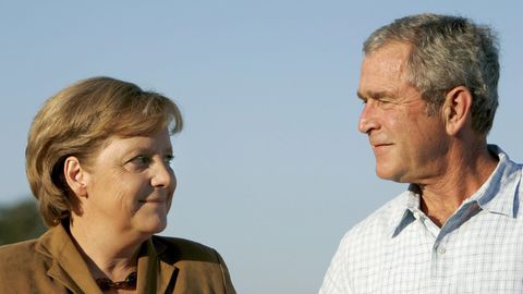 Der ehemalige US-Präsident George W. Bush (r) und Bundeskanzlerin Angela Merkel im Jahr 2007